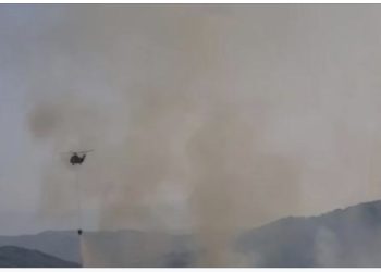 Zjarri në Peshtan të Fierit jashtë kontrollit, ndërhyn helikopteri për t’a shuar