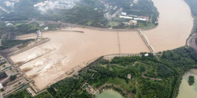 Stuhi dhe shira të rrëmbyeshëm! 15 të vdekur nga moti i keq
