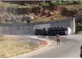 Përmbyset autoboti me naftë në Qafë Thanë, merr flakë “Hyundai”