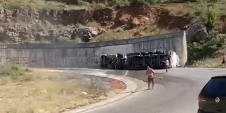 Përmbyset autoboti me naftë në Qafë Thanë, merr flakë “Hyundai”