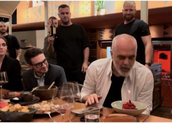 FOTO/ Edi Rama feston ditëlindjen, fryn qirinjtë! Në krah edhe Alex Soros