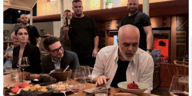 FOTO/ Edi Rama feston ditëlindjen, fryn qirinjtë! Në krah edhe Alex Soros