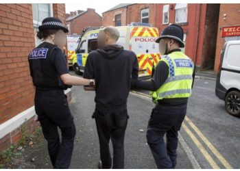 Zbulohet shtëpia e barit e shqiptarëve me vlerë 9 milionë paund në Manchester, dhjetëra të arrestuar