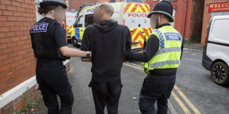 Zbulohet shtëpia e barit e shqiptarëve me vlerë 9 milionë paund në Manchester, dhjetëra të arrestuar