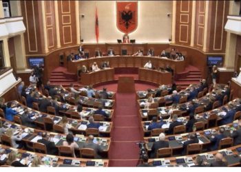 Sot seanca e fundit në Kuvend, opozita paralajmëron ‘sherr’, studentët protestë