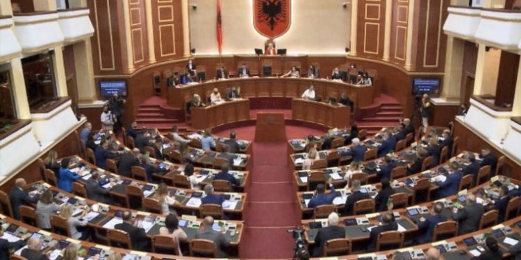 Sot seanca e fundit në Kuvend, opozita paralajmëron ‘sherr’, studentët protestë