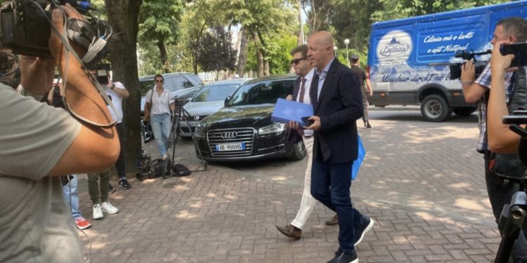 Misteri dhe dyshimet/ Avokatët: S’e dimë ku ndodhet Ahmetaj!