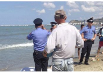 Tragjedi në Kavajë/  Mbytet babi dhe dy djemtë në plazhin e Vilë Bashtovës