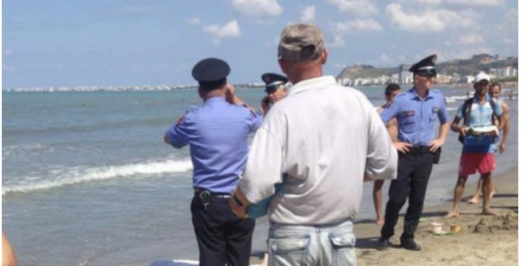 Tragjedi në Kavajë/  Mbytet babi dhe dy djemtë në plazhin e Vilë Bashtovës