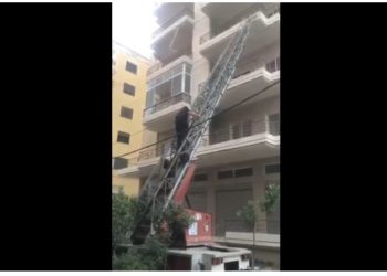 VIDEO/ 12-vjeçari mbyllet brenda në shtëpi, ndërhyjnë zjarrfikësit