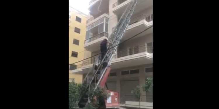 VIDEO/ 12-vjeçari mbyllet brenda në shtëpi, ndërhyjnë zjarrfikësit