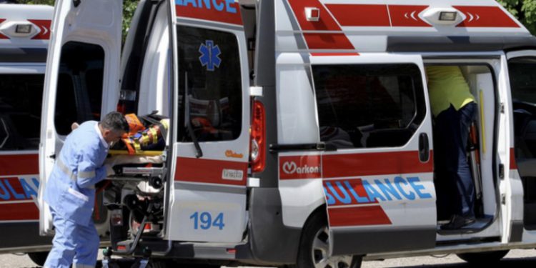 E rëndë në Vlorë, gruaja bie nga lartësia