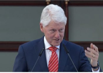 VIDEO/ Bill Clinton “shtanget” në Tiranë: Jam pa fjalë…