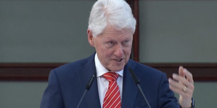 VIDEO/ Bill Clinton “shtanget” në Tiranë: Jam pa fjalë…