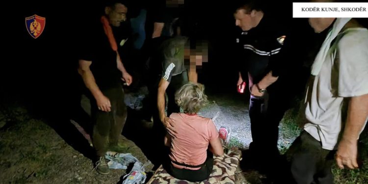 FOTO/ Turistja thyen këmbën dhe krahun, ngelet mes maleve në Shkodër