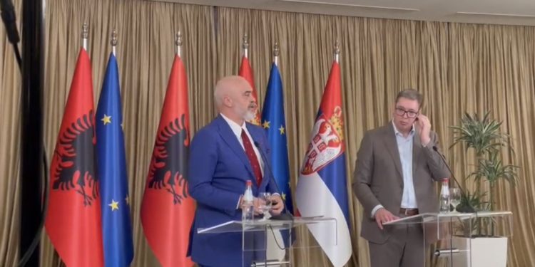 Tensione në konferencën Vuçiç-Rama, presidenti serb largohet nga takimi
