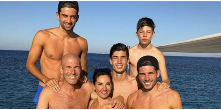 FOTO/ Zidane publikon një foto të familjes së tij me rroba banje dhe të gjithë befasohen nga e njëjta gjë