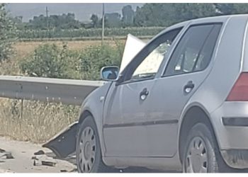 Makina përplaset me barrierat anësore në aksin Korçë-Pogradec, plagosen dy persona