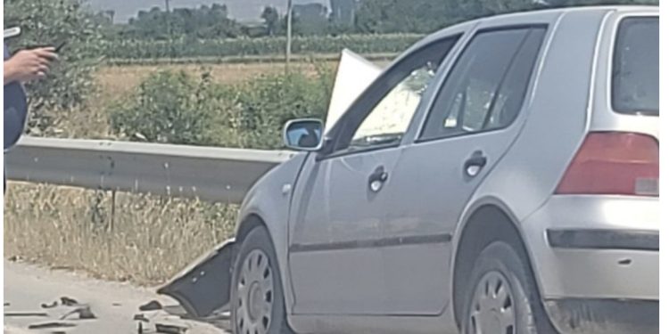 Makina përplaset me barrierat anësore në aksin Korçë-Pogradec, plagosen dy persona