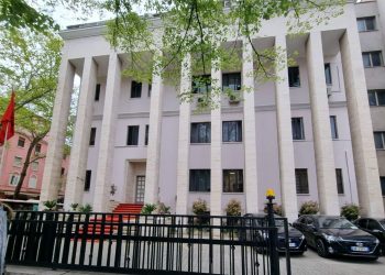 Tym e flakë në mes të Tiranës, zjarr i fuqishëm te tarraca e Gjykatës së Lartë