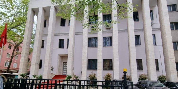 Tym e flakë në mes të Tiranës, zjarr i fuqishëm te tarraca e Gjykatës së Lartë