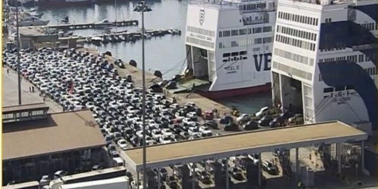 Vera kthen emigrantët në atdhe, mbi 2300 qytetarë hynë sot në Portin e Durrësit