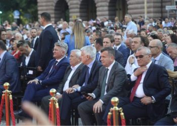 Kush ishin tre njerëzit që munguan në pritjen e Bill Clinton në Tiranë?