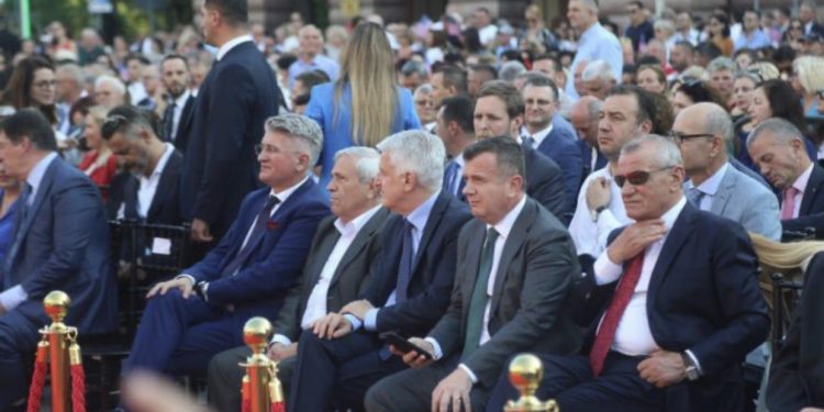 Kush ishin tre njerëzit që munguan në pritjen e Bill Clinton në Tiranë?