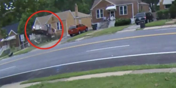 VIDEO/ Makina “fluturon” dhe përplaset me shtëpinë, humb jetën 73-vjeçari