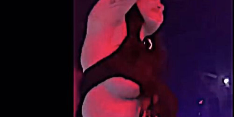 VIDEO/ “Çmendet” Dafina Zeqiri, “i nxjerr sheshit” të gjitha në koncert