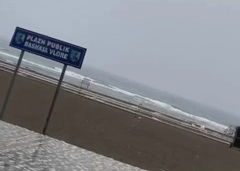 Nis stuhia në bregdet, Policia: Shmangni daljen në det, rrezikoni jetën!