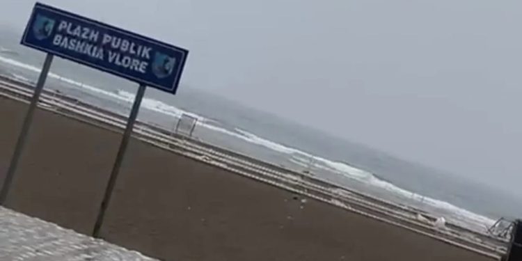 Nis stuhia në bregdet, Policia: Shmangni daljen në det, rrezikoni jetën!