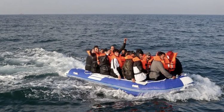 Britania merr seriozisht çështjen e emigracionit, gjoba marramendëse për firmat që punësojnë emigrantë