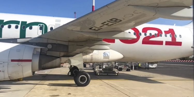 Avioni i linjës Kaliari-Romë fluturon i arnuar me ngjitës, dalin pamjet