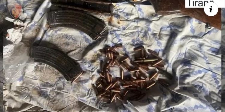 EMRAT/ Sherr mes vëllezërish për pronën, babë e bir kërcënojë me armë të afërmin, dy në pranga