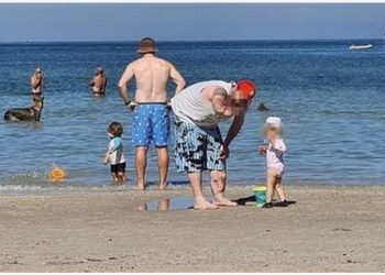 Foto familjare me detajin e frikshëm në sfond, ndez debat të ashpër online