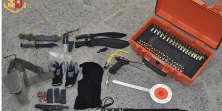 Arsenal armësh në banesë, kapet shqiptarja dhe burri i saj, tentuan të qëllojnë policinë me granatë