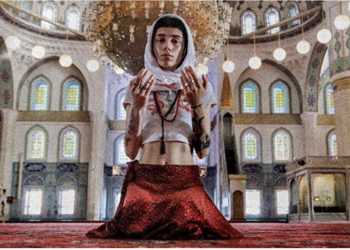 Provokim/ Bën bujë modelja që realizoi foto me barkun jashtë në xhaminë më të madhe në Ankara