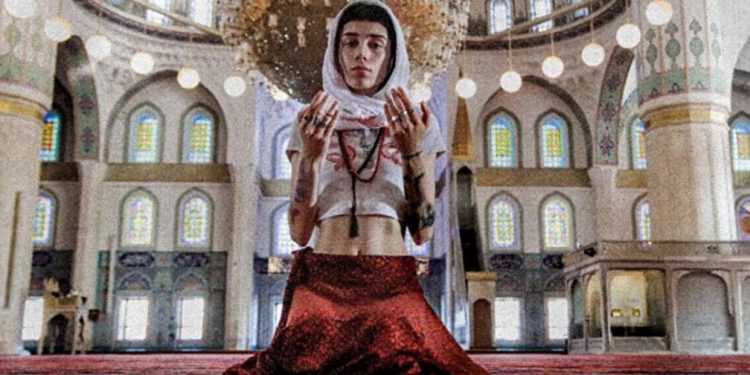 Provokim/ Bën bujë modelja që realizoi foto me barkun jashtë në xhaminë më të madhe në Ankara