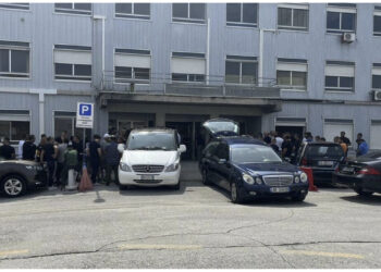 Duartrokitje dhe lot për Klajdin! Arkivoli niset drejt Shqipërisë