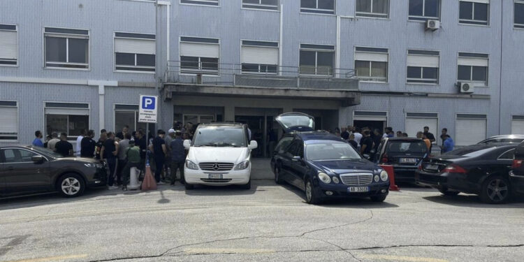 Duartrokitje dhe lot për Klajdin! Arkivoli niset drejt Shqipërisë