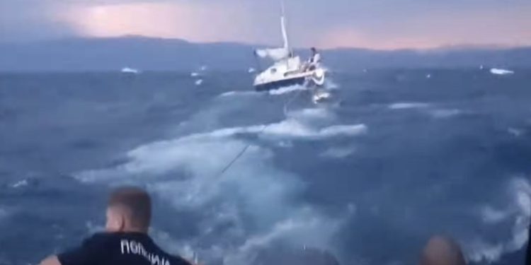 Varkën me vela e zë stuhia në mes të liqenit të Ohrit, shpëtohen nga mbytja 5 persona