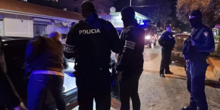 I “la targën” policisë/ Si e zbuloi telefoni i ish-policit arratinë e skafistit?