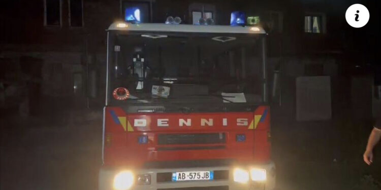 Përfshihet nga flakët një magazinë në Shkodër