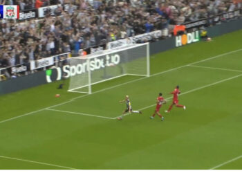 VIDEO/ Bie mbrojtja e Liverpool, Newcastle kalon në avantazh