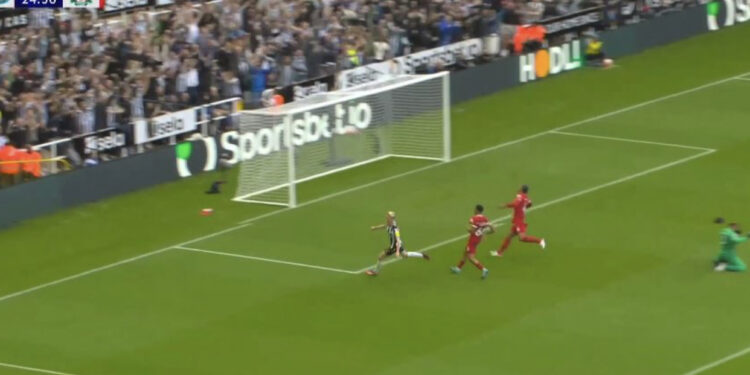 VIDEO/ Bie mbrojtja e Liverpool, Newcastle kalon në avantazh