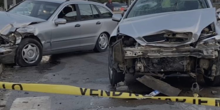 VIDEO/ Aksidenti në aksin Korçë-Pogradec, dy makinat bëhen copë-copë