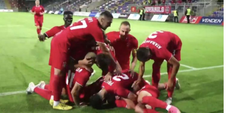 VIDEO/ Rrapaj përmbys gjithçka me një “perlë”, festë shqiptarësh në Letoni