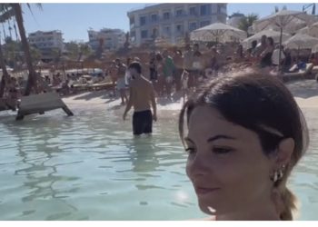 Skandaloze/ Cifti italian vjen për pushime në Ksamil. Cuditen si e gjejnë detin në mëngjes