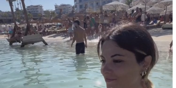 Skandaloze/ Cifti italian vjen për pushime në Ksamil. Cuditen si e gjejnë detin në mëngjes